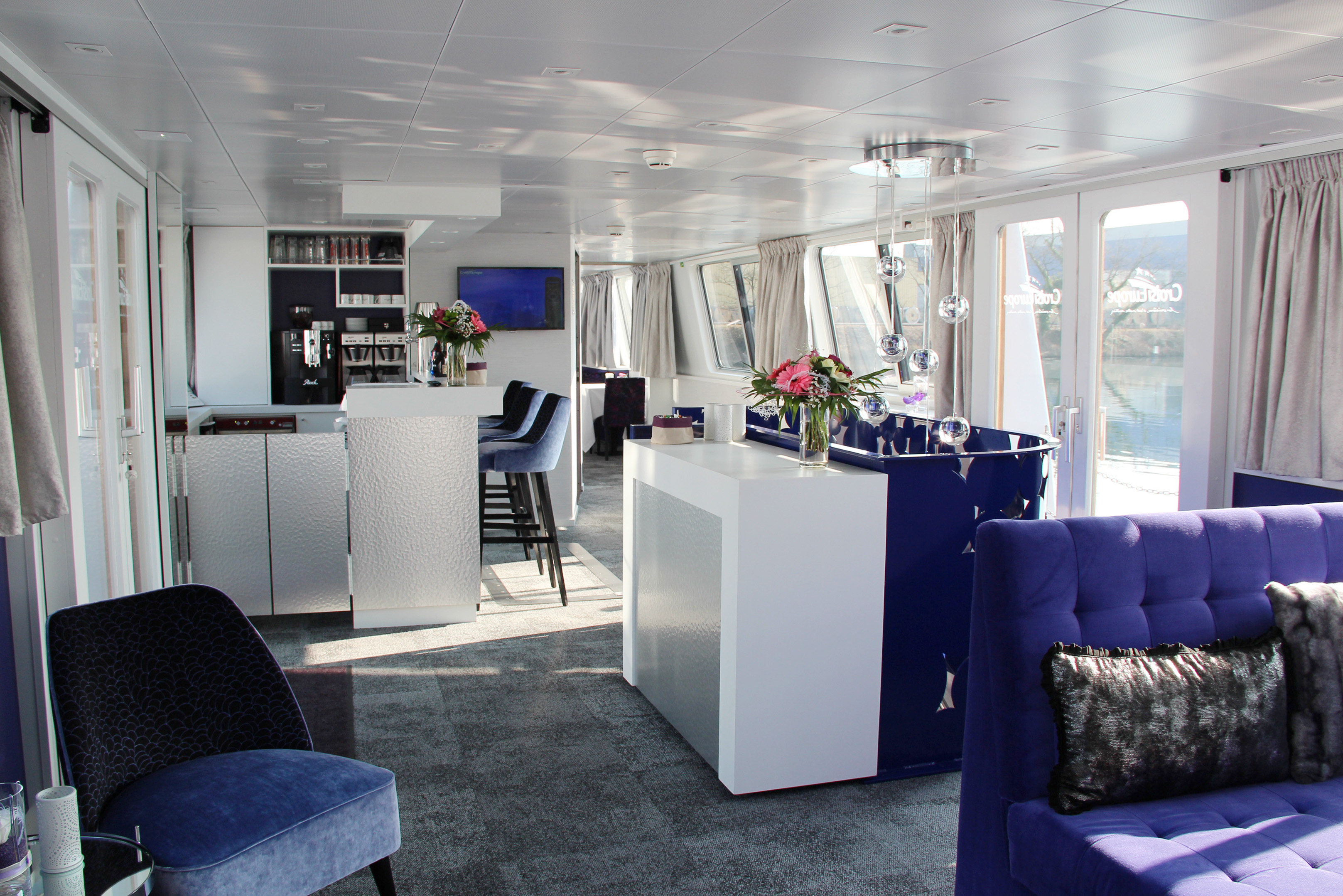 CroisiEurope Deborah Bar 1.jpg